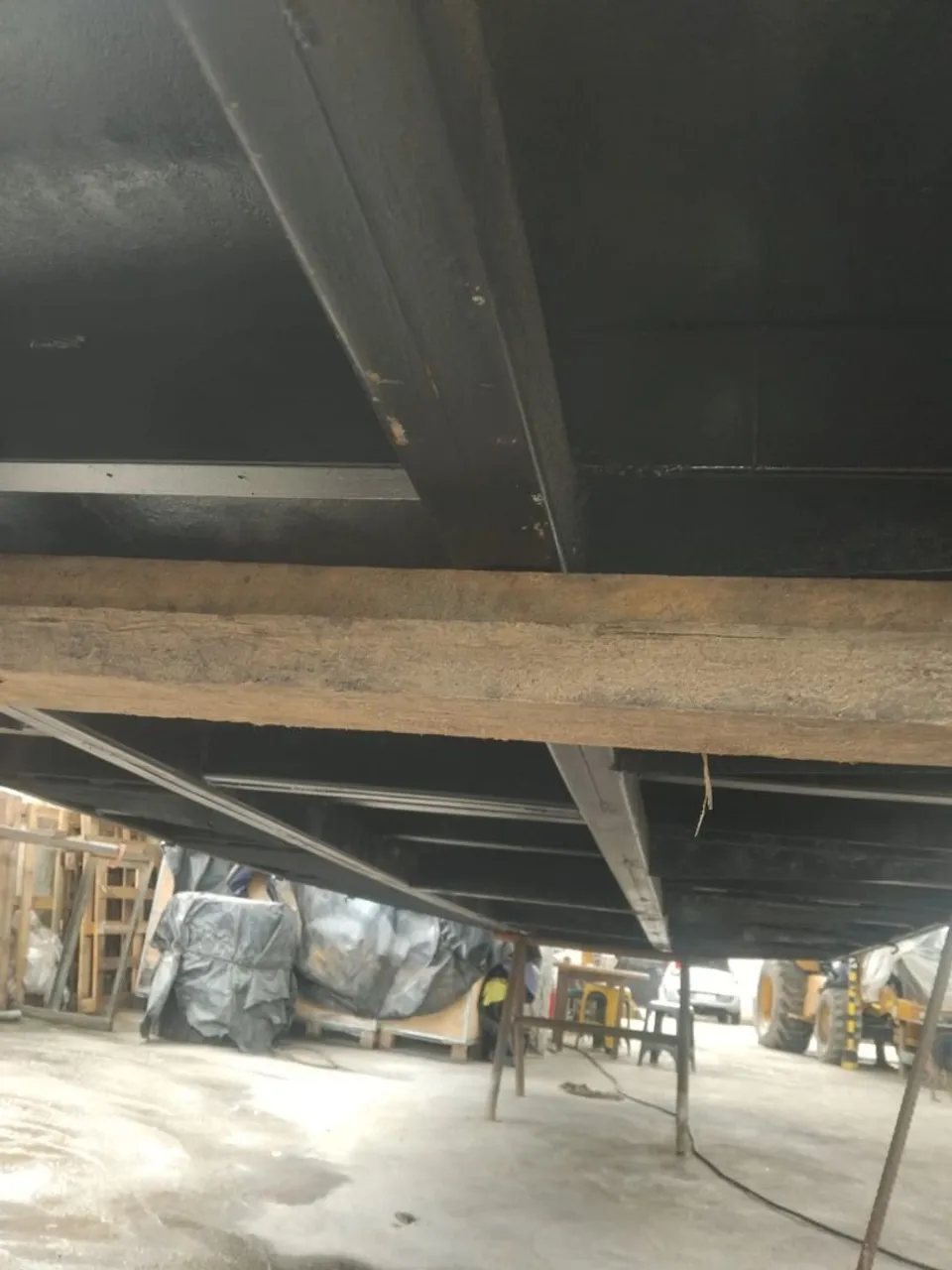 Carroceria de ferro medindo 2.60 de largura por 6 mts de comprimento