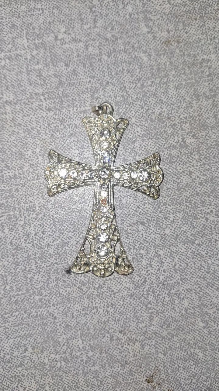 Cruz com detalhes de diamente