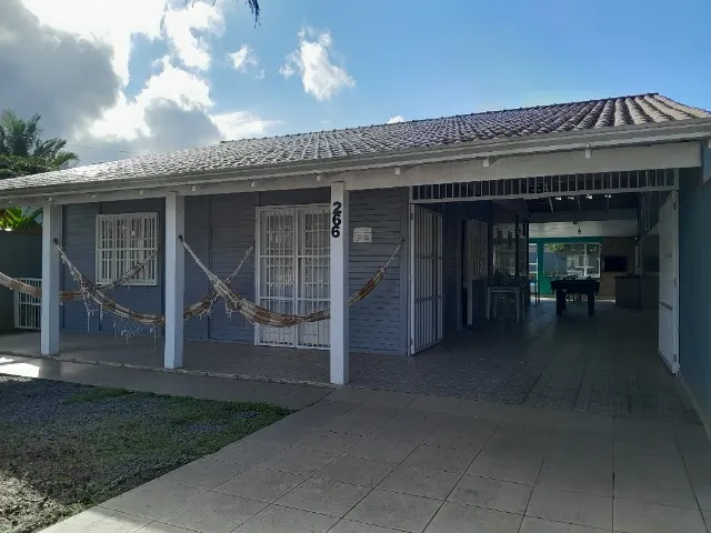 Casa com mesa de bilhar e piscina em Itapoá-SC