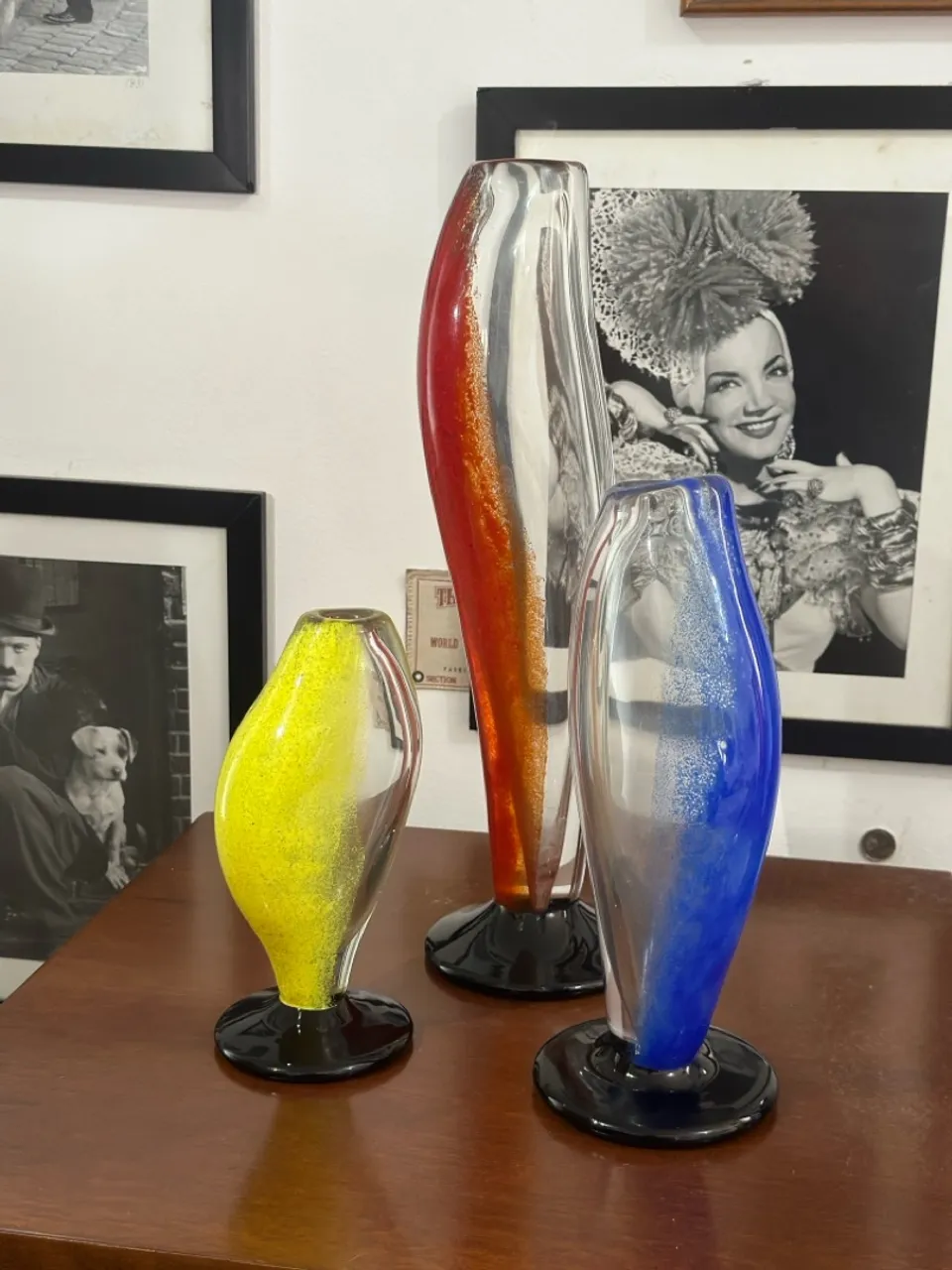 Conjunto Passion com três vasos em Murano em tamanhos e cores diferentes.