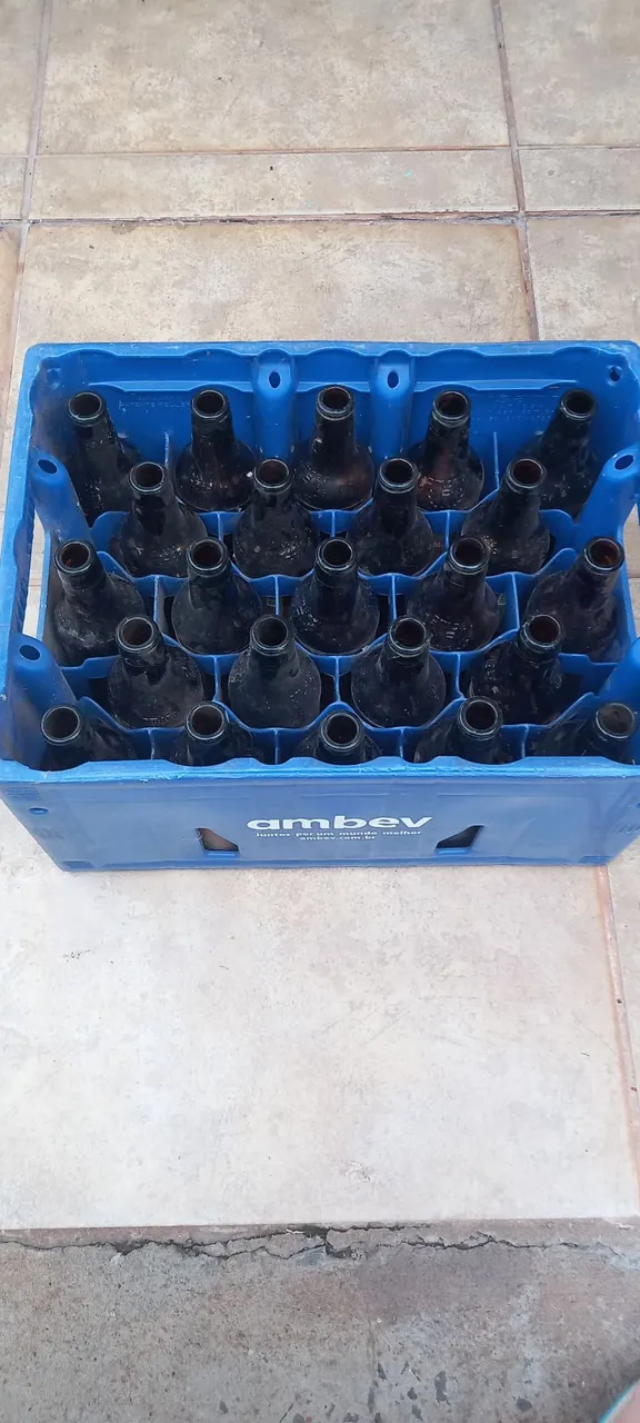 Caixa, e garrafas vazias Ambev