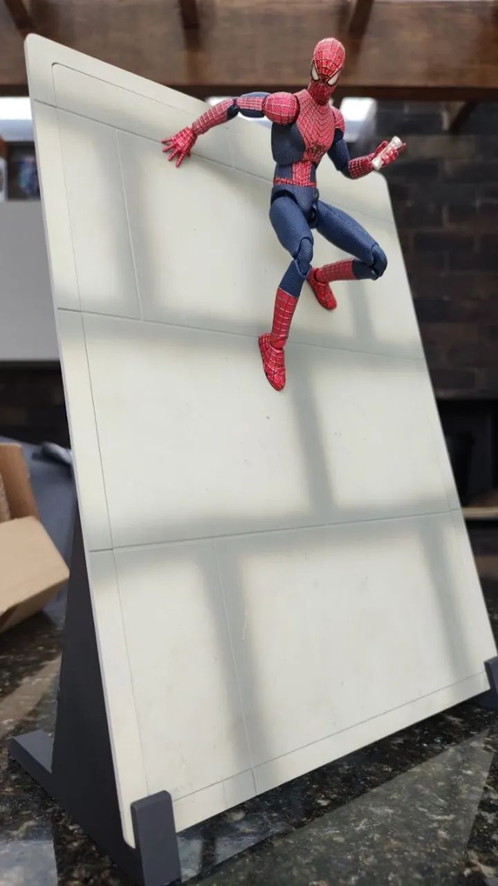 Homem Aranha Mafex Amazing 2 Versão Deluxe Com parede Magnética