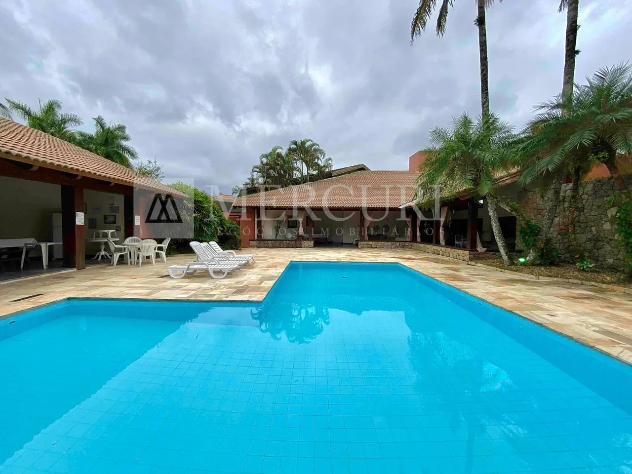 Casa à venda, Condomínio Fechado, Jardim Acapulco, 5 Quartos e Piscina