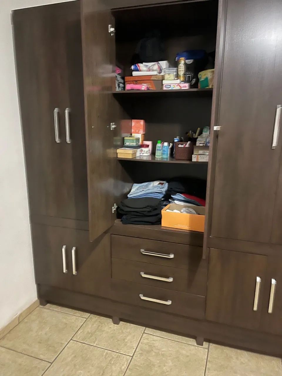 GUARDA ROUPA 5 PORTAS  3 GAVETAS.  - Foto 4