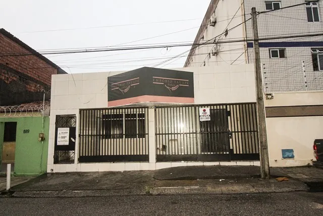 IMPERDÍVEL! Excelente ponto comercial com amplo salão, com área privativa 180m². Localizad