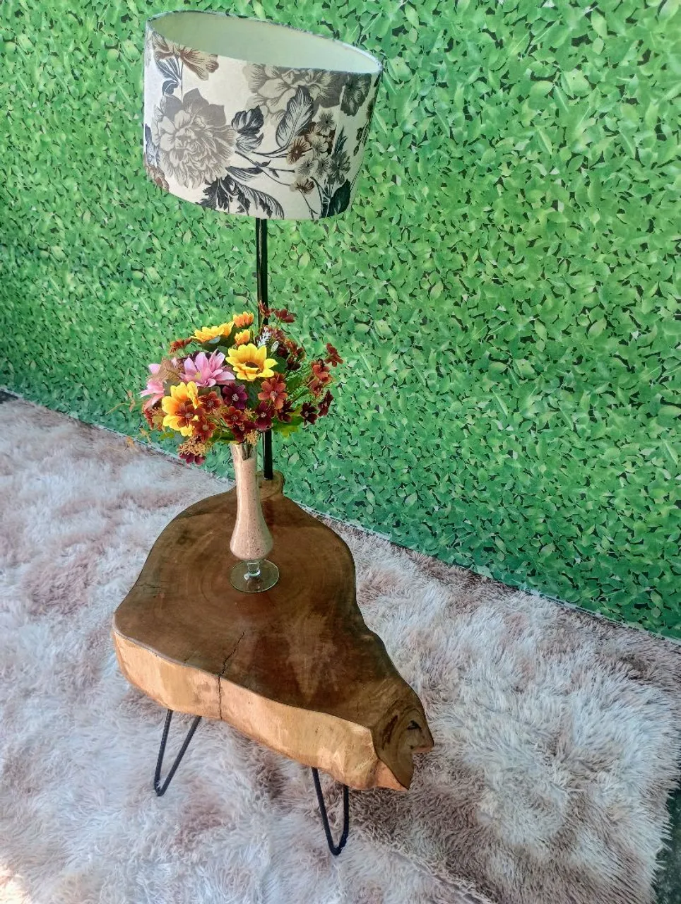 Mesa Lateral Rústica com Abajur e Flores
