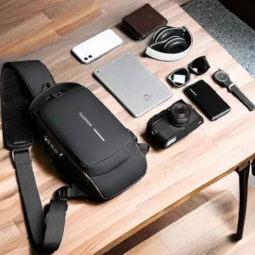 Bolsa Tiracolo Masculina Anti-Furto com USB - Moderna, Segura e Estilosa! - Foto 2