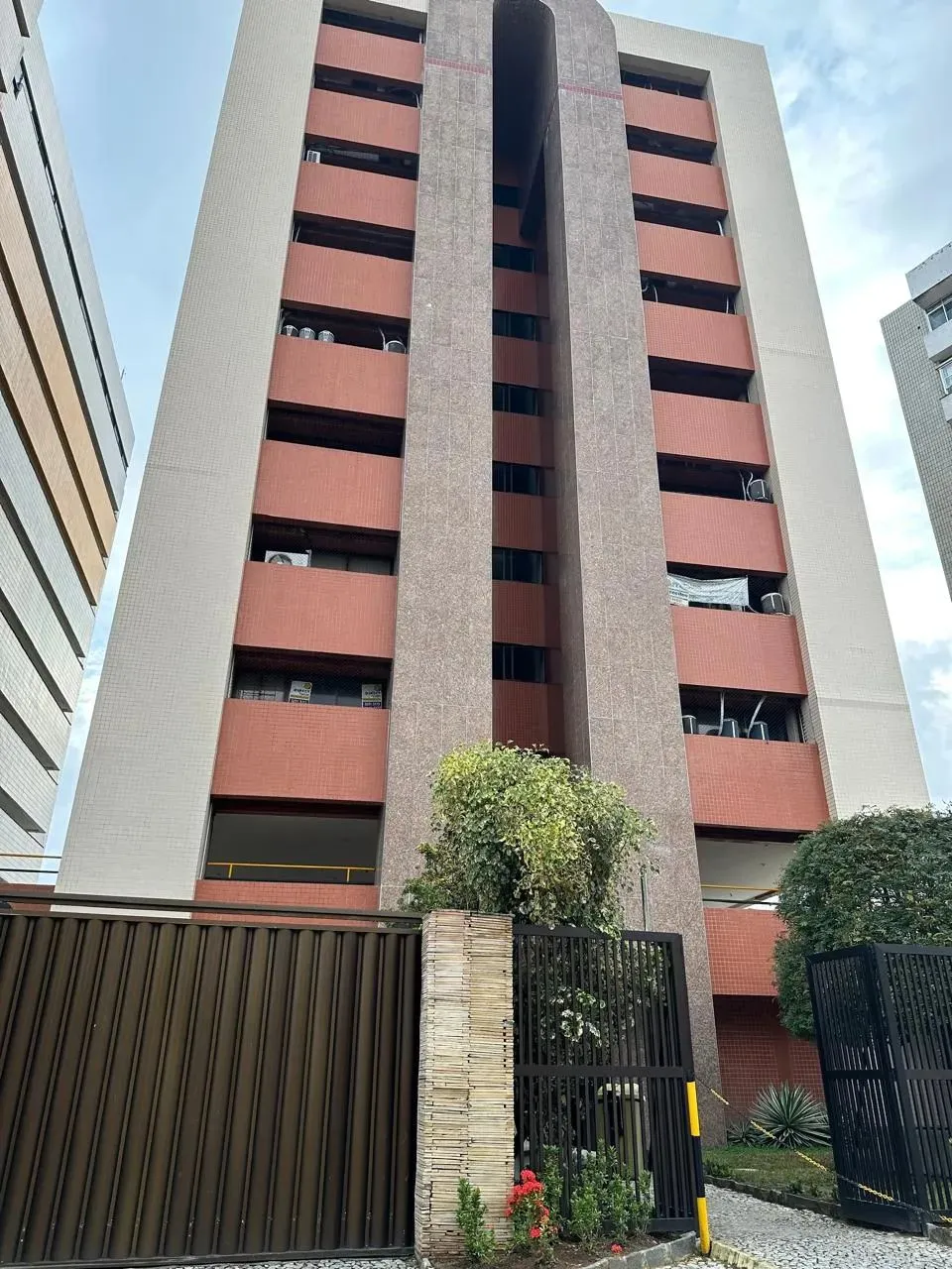 Salas Comerciais unificadas, com 02 garagens, e com excelente localização.