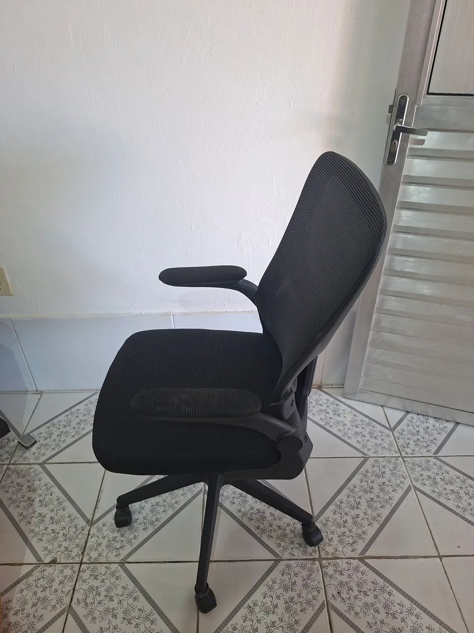 Vendo cadeira de escritório Mônaco giratória. - Foto 3