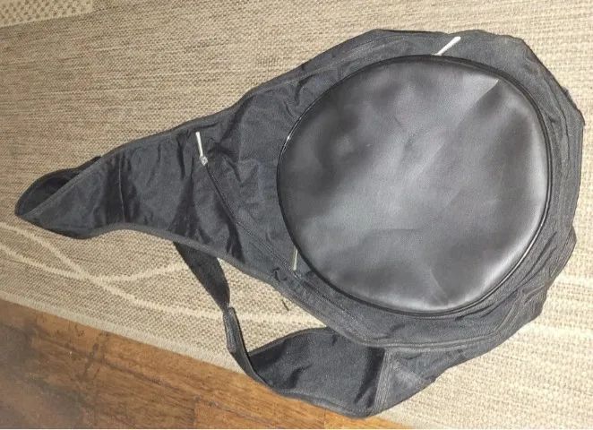 Bolsa com design versátil, estilosa Marca Gilson Martins. Nova. Conta com alça protetora. 