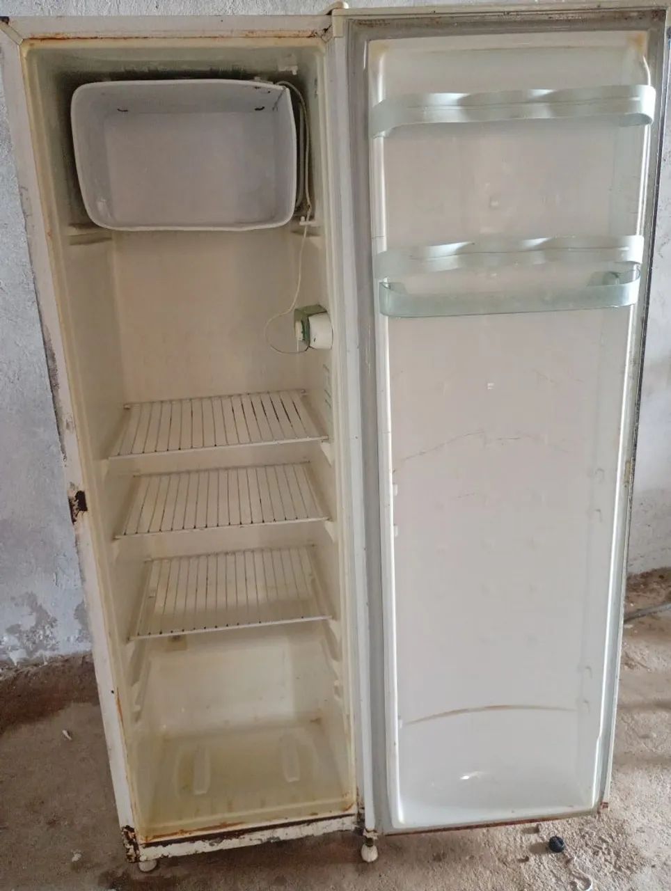 Vende-se geladeira usada.