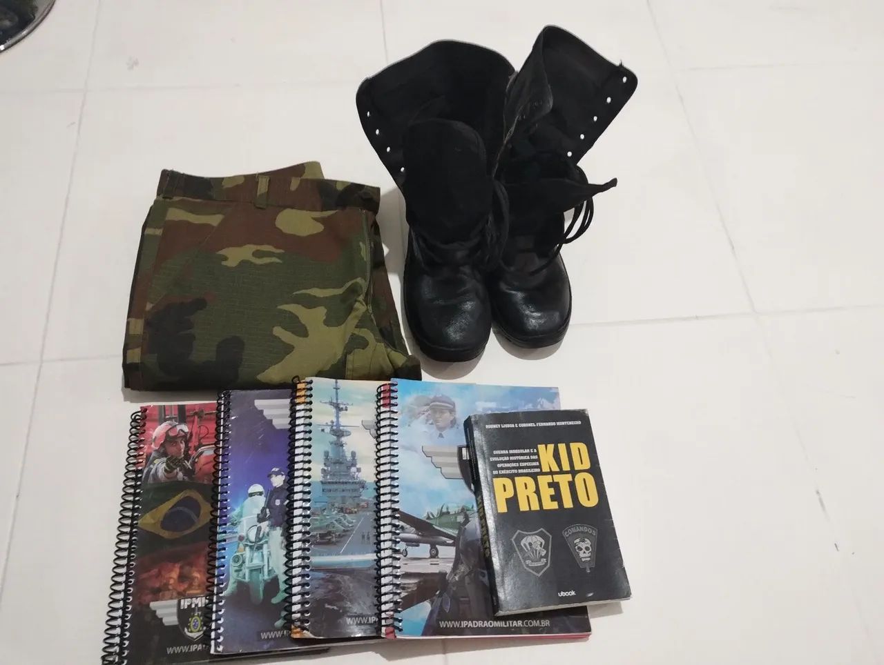Calça original do exército, bota e livro  - Foto 2