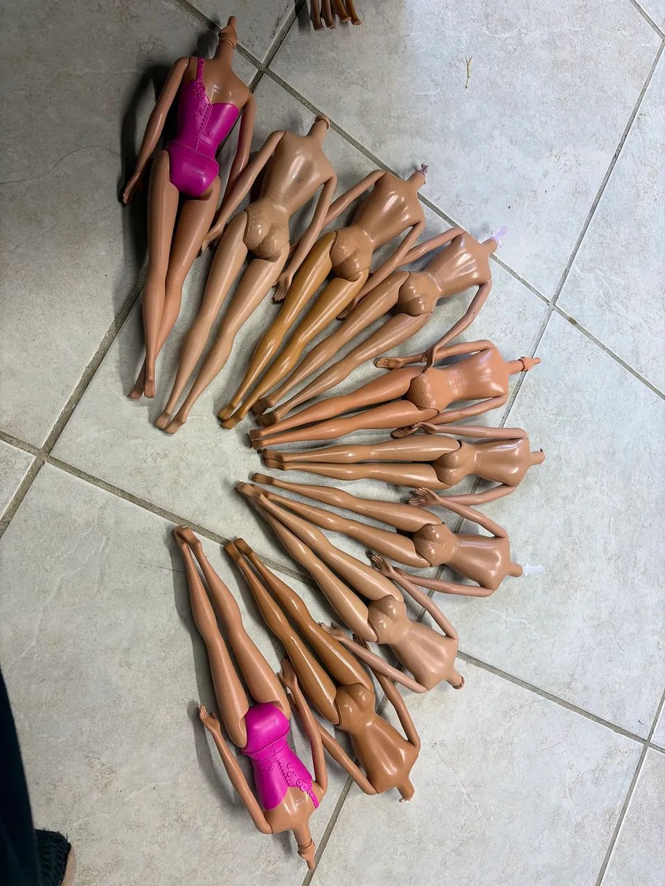 10 corpinhos de Barbies variadas básicas  - Foto 4