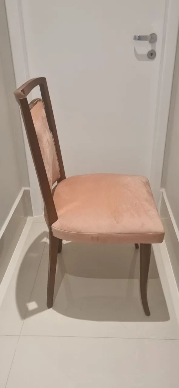 Desapego - Cadeira Elegante com assento e encosto estofados em tom rosado suave - Foto 2