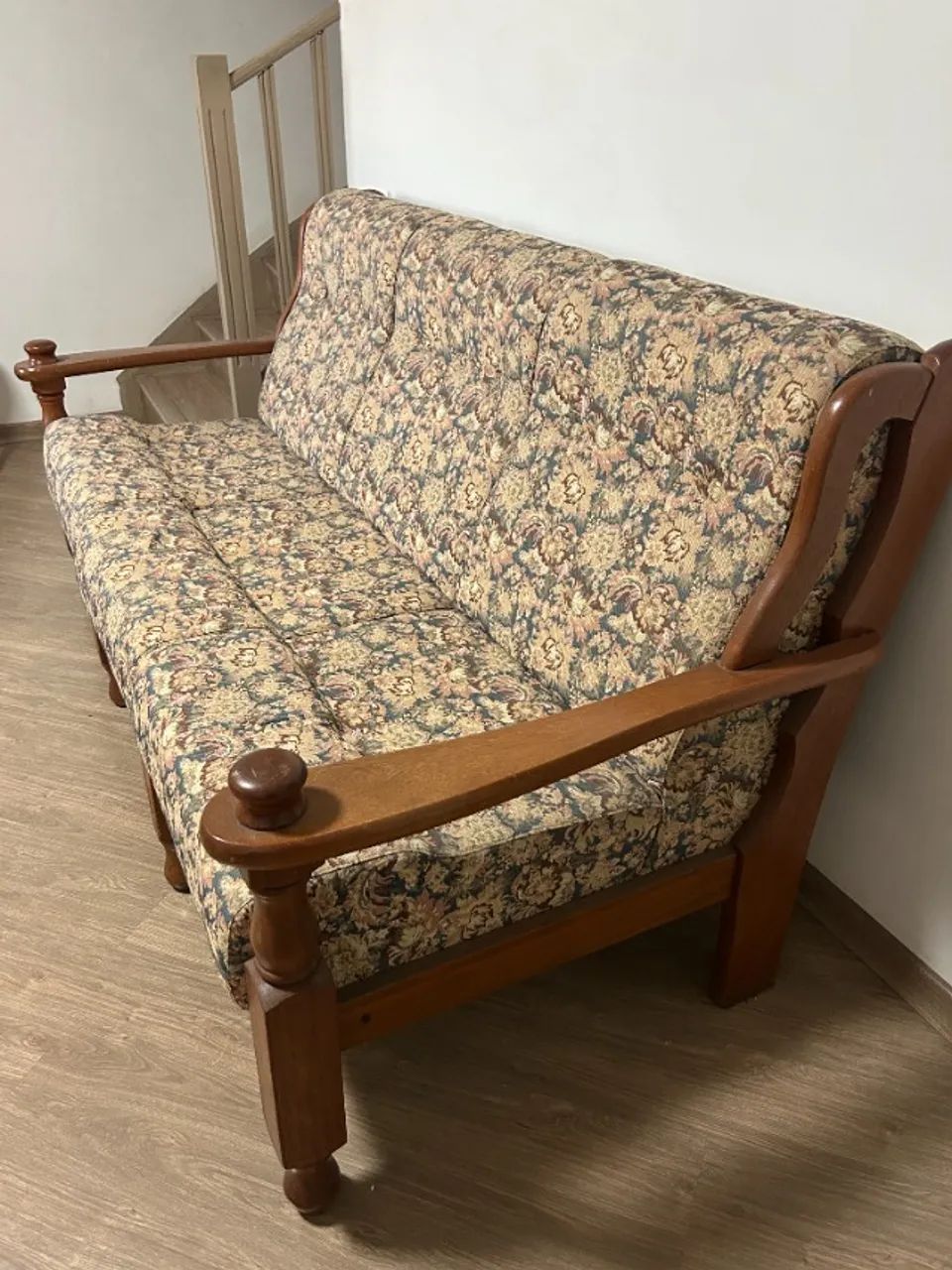 Sofá de 3 lugares de madeira maciça em tecido jacquard. - Foto 2