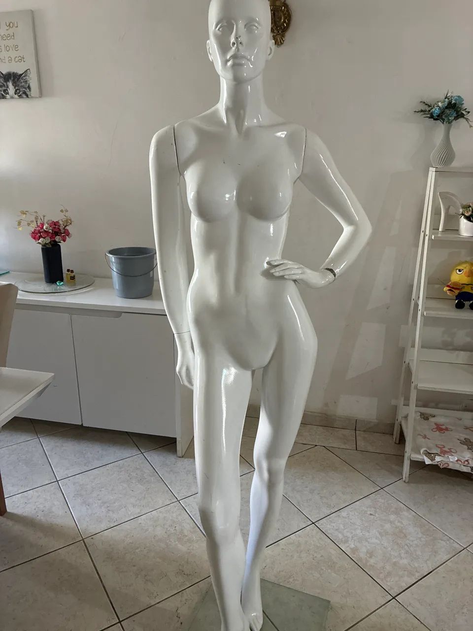 Manequim feminino com pedestal 