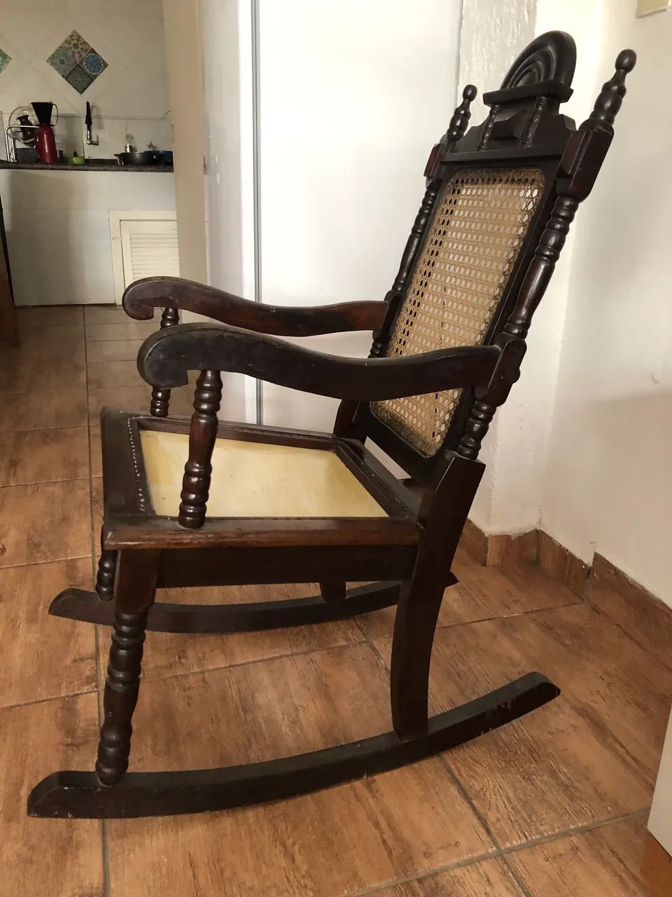Vendo linda cadeira de balanço antiga - Foto 2