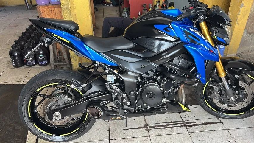 GSX 750 2023 Suzuki - Foto 2