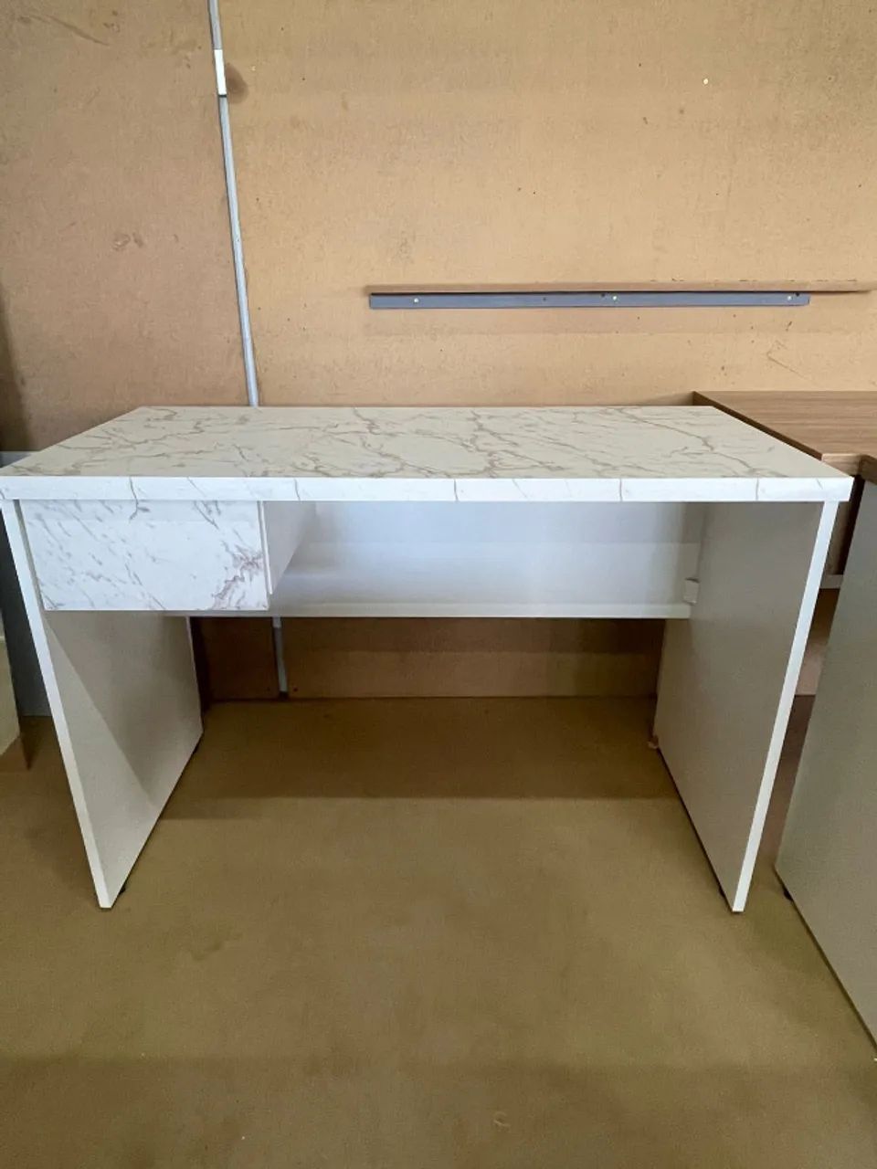 Mesa Nova de escritório com gaveta em MDF Branco com marmorizado - Parcelo cartão - Foto 3