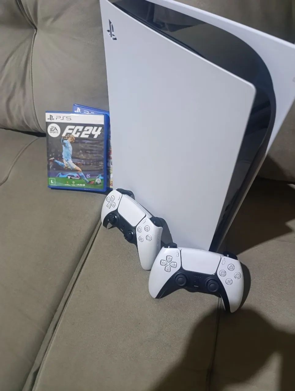 PS5 com disco + 2 controles + 2 jogos extra 