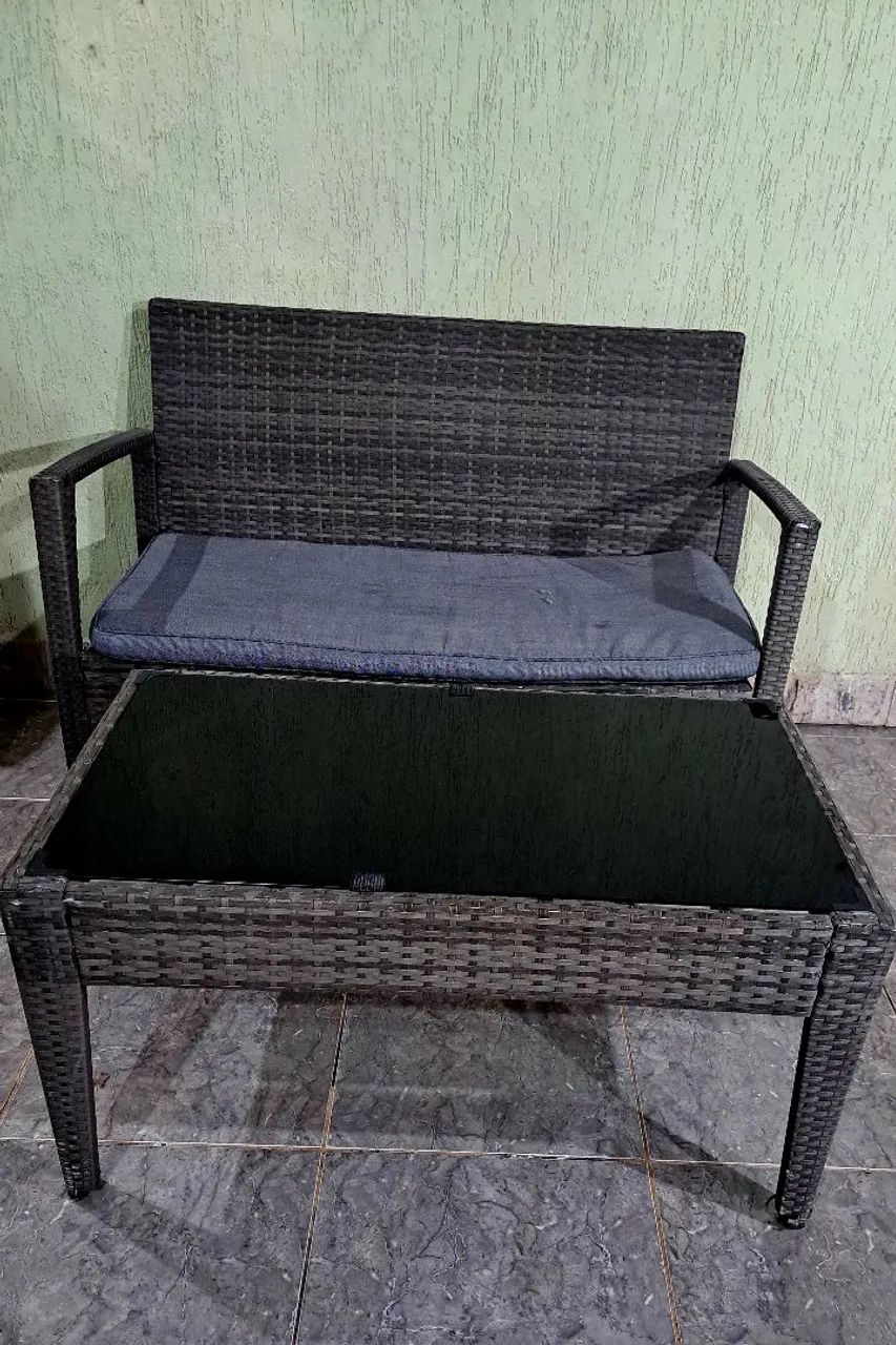 Conjunto de Sofá 2 Lugares + Mesa de Centro em Fibra Sintética ?