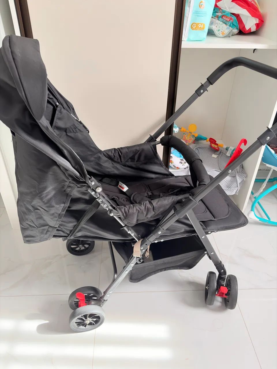 Carrinho de bebê com alça reversível  - Foto 4