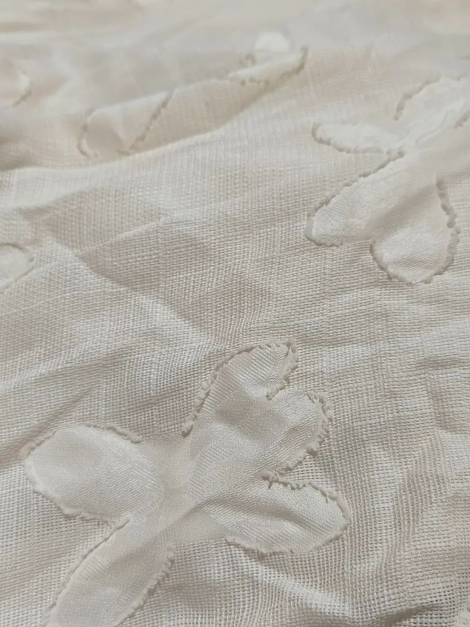 Elegante vestido branco com flores texturizadas  - Foto 2