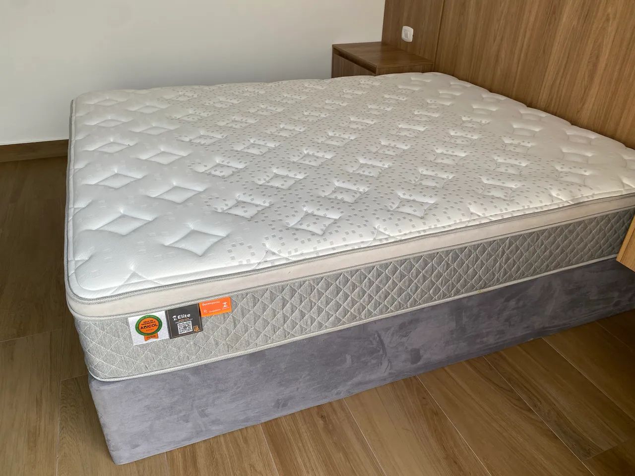 Vende-se CAMA BOX QUEEN semi nova 