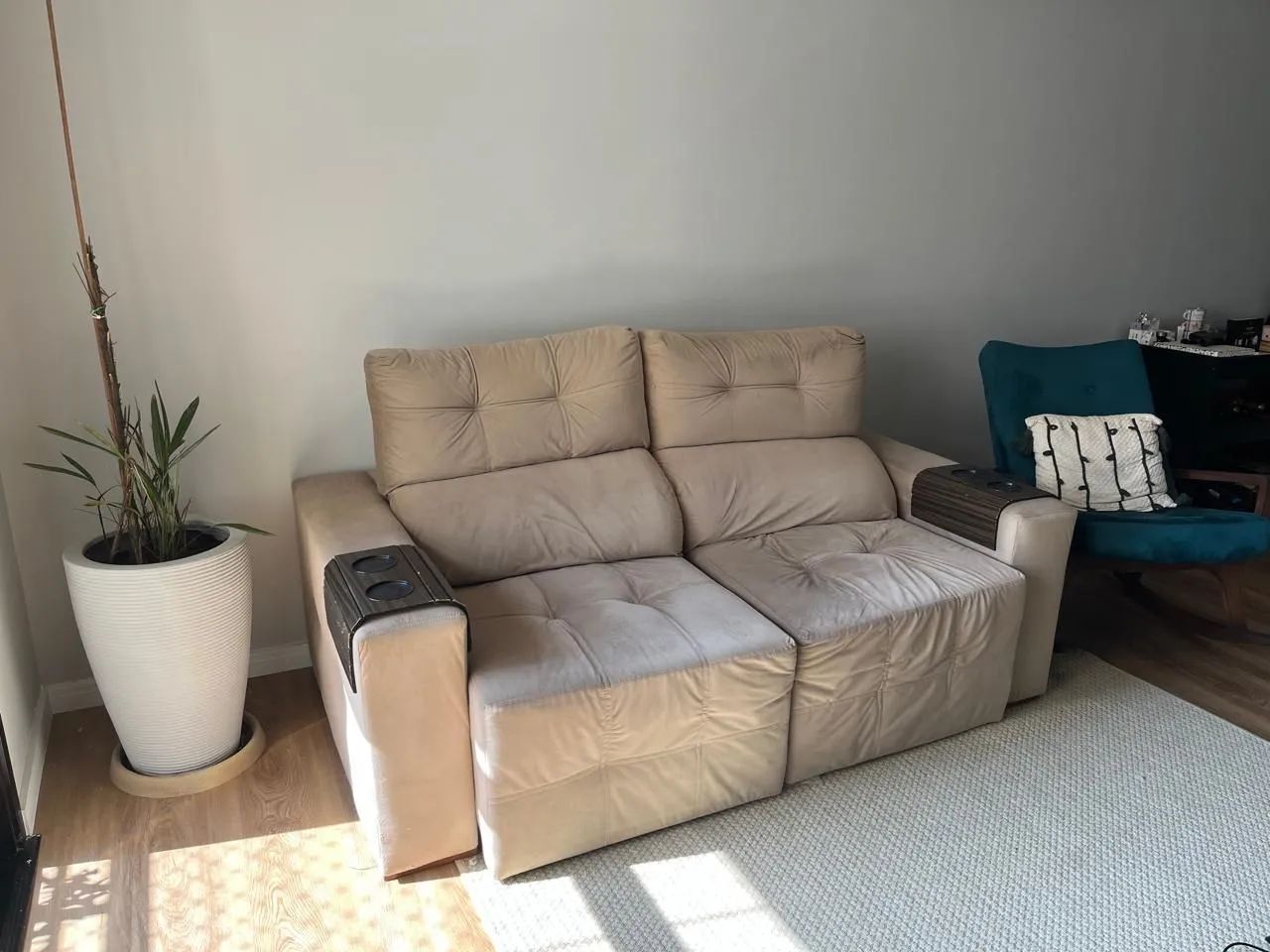 Vendo sofá retrátil de 1.80 cm semi novo