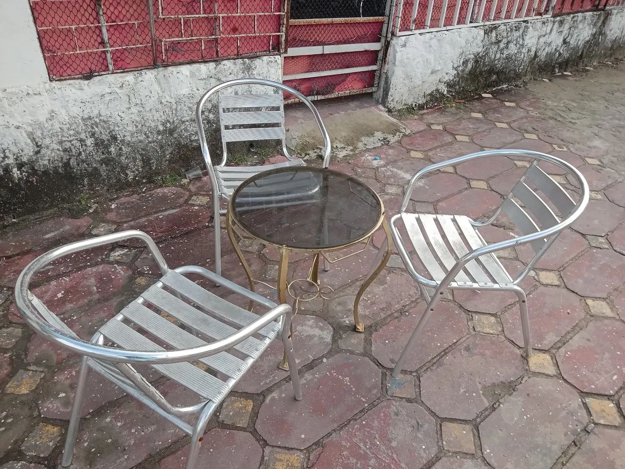 VENDO UM  CONJUNTO DE AREA COM 3 CADEIRAS SO 