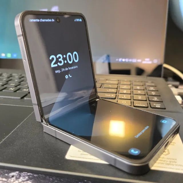 Galaxy Z Flip 6 256gb com detalhe