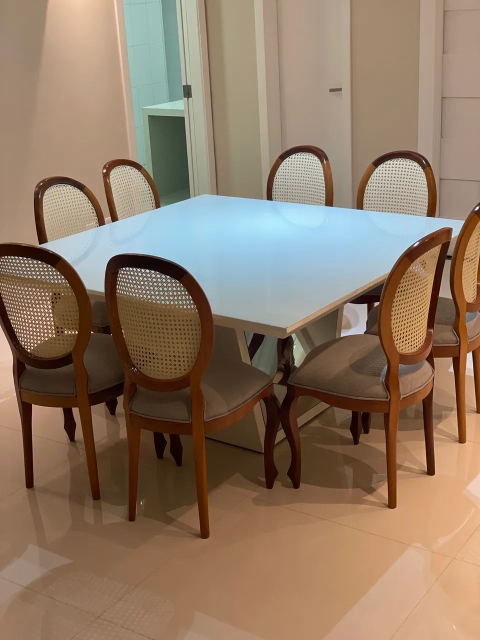 Jogo de jantar com 8 cadeiras