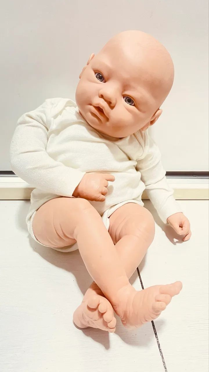 Boneco com expressão de bebê 