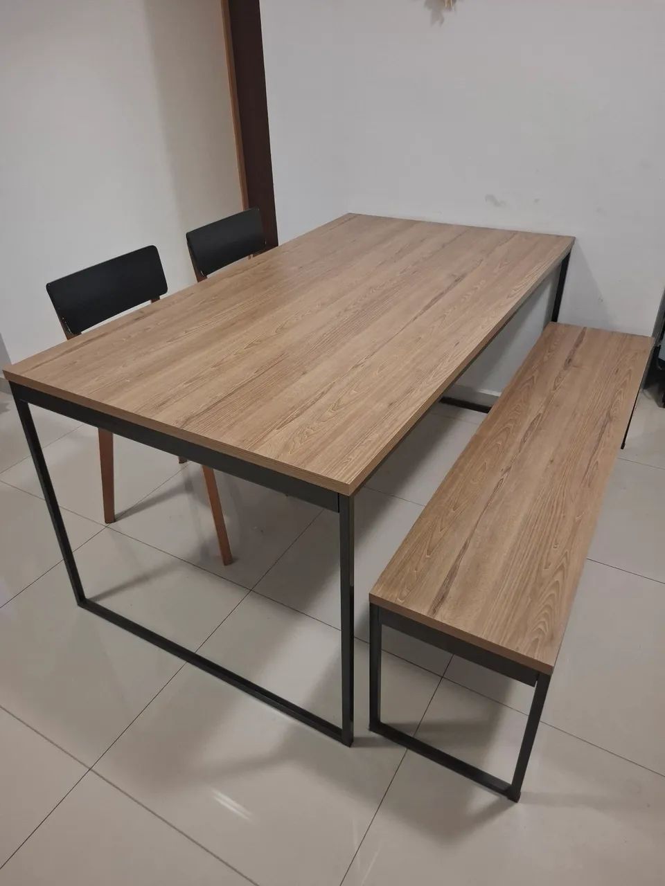 Mesa de jantar com banco e duas cadeiras
