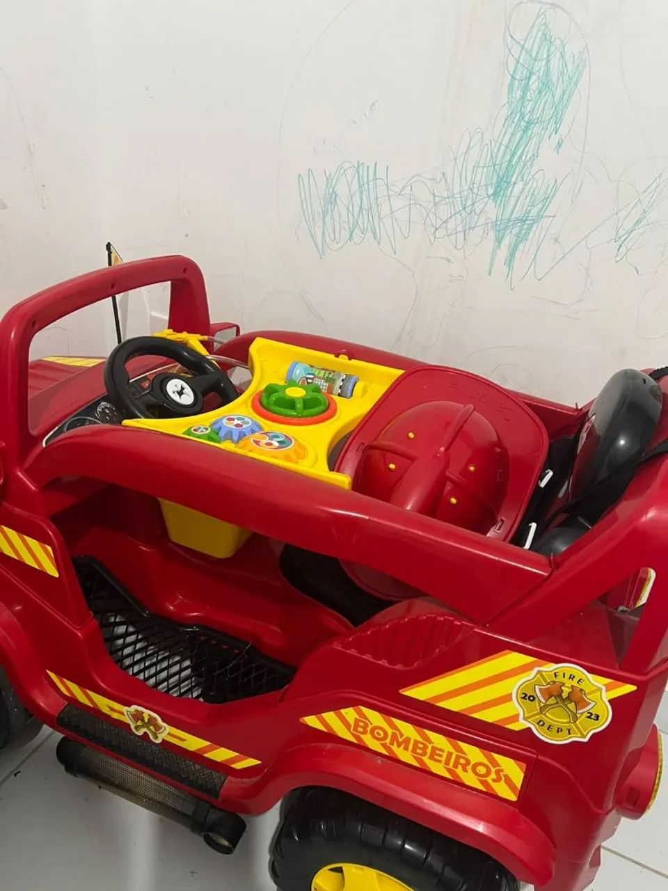Carrinho de bombeiro com capacete e tudo - Foto 2