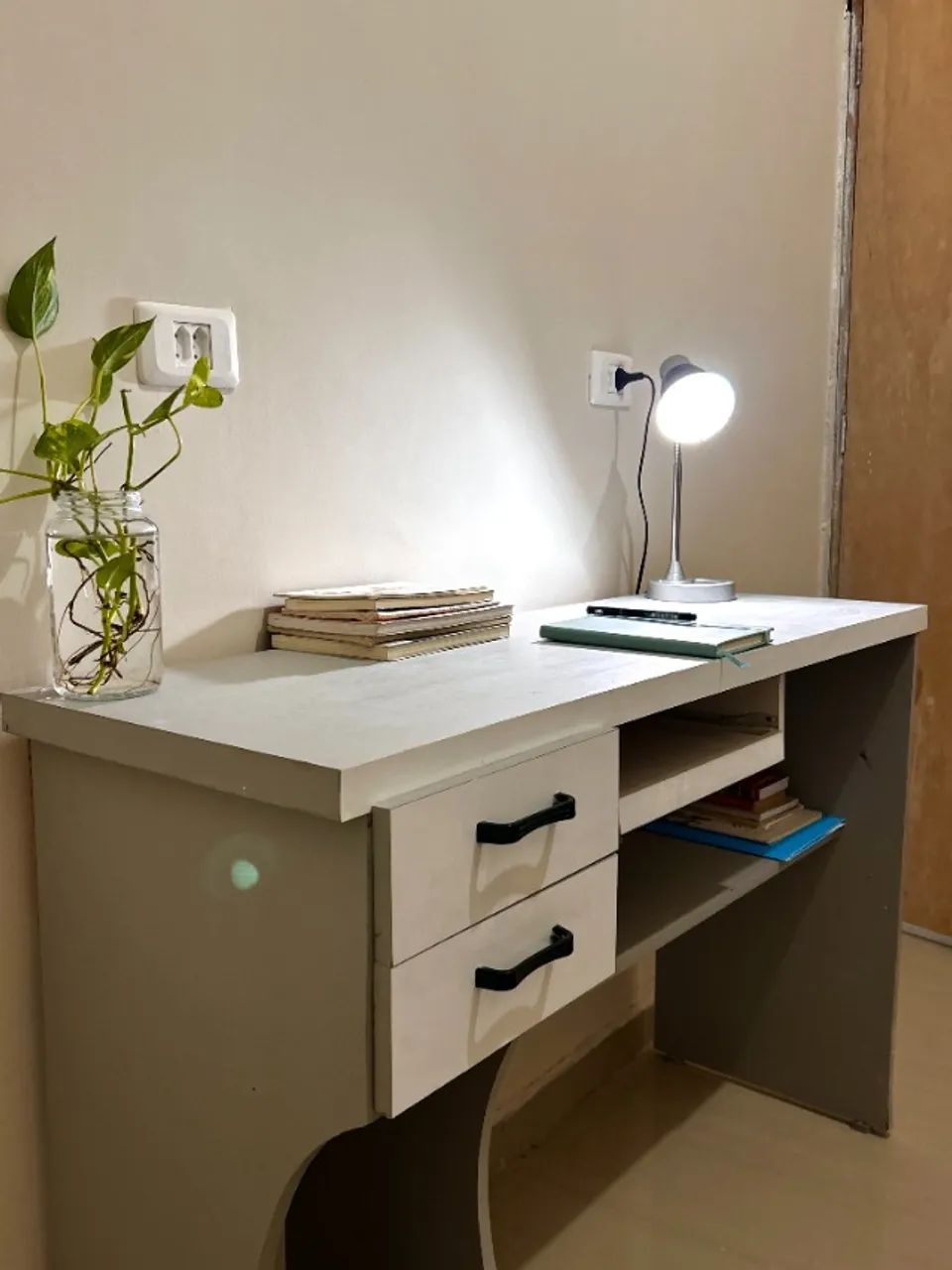escrivaninha cinza com gavetas, nicho e espaço para teclado - Foto 2