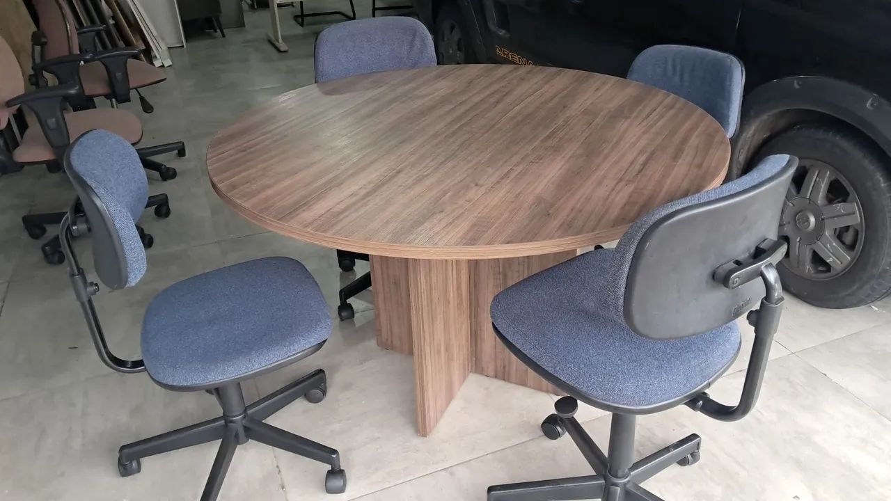Mesa e cadeiras