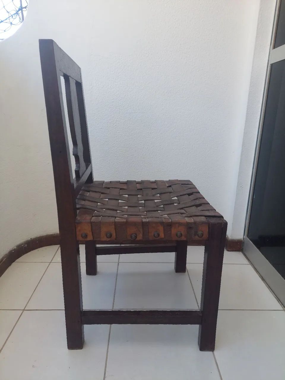 Cadeira de madeira maciça do design Zanini Caldas em tiras de couro. - Foto 4