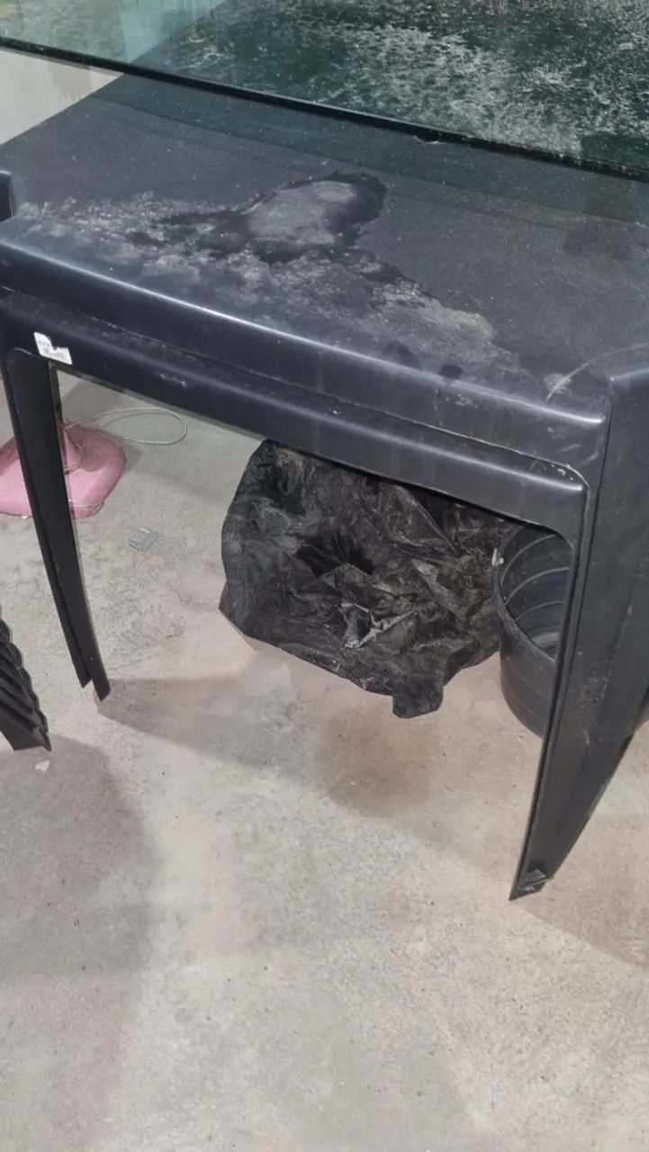 mesa e cadeira com encosto