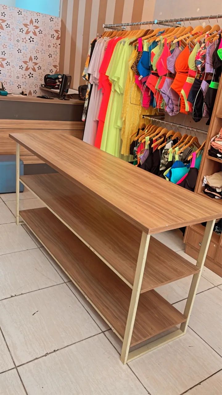 MESA 2 MTS EXPOSITORA MDF COM 2 PRATELEIRAS  - Foto 4
