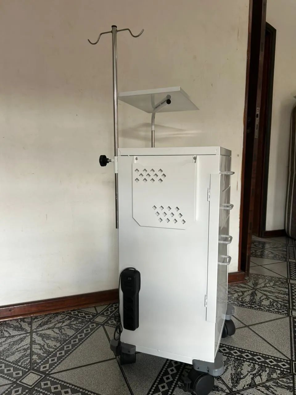 Carrinho Hospitalar/enfermagem com gavetas - Foto 6