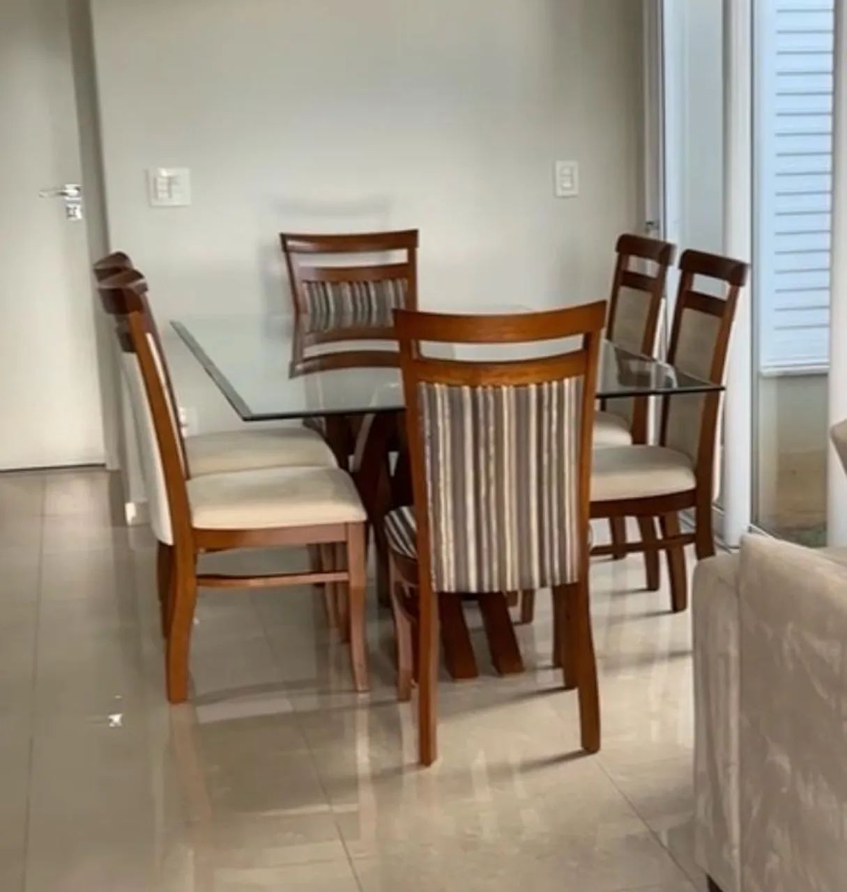 Vendo Mesa com Tampo de Vidro e 6 Cadeiras Estofadas
