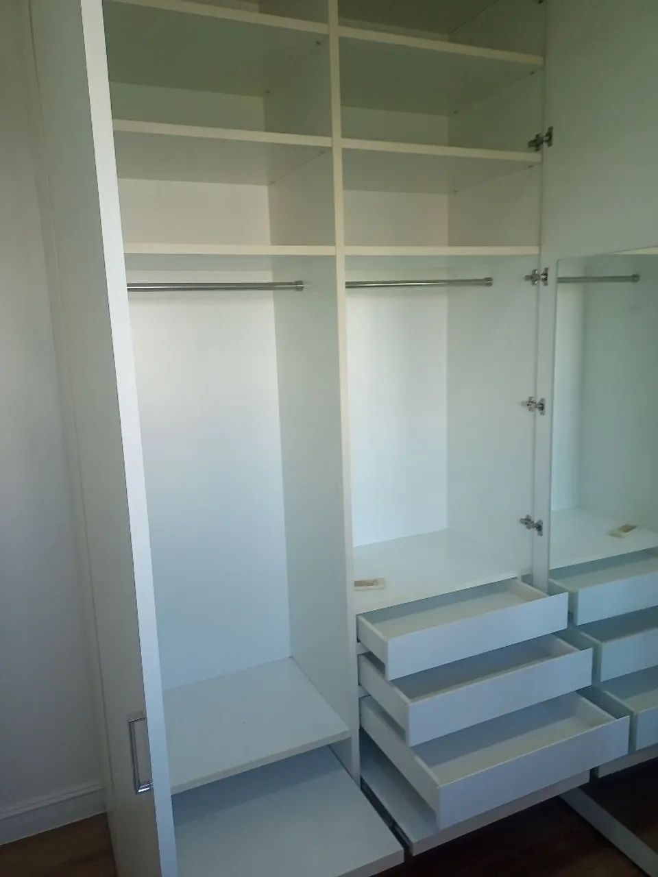 Guarda Roupa Solteiro Com Gavetas  - Foto 5