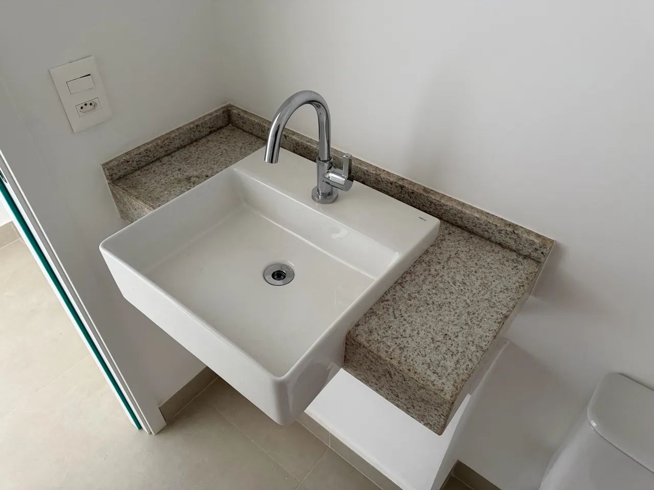 Bancada 80x36cm de Granito Branco Itaúnas com Cuba Deca