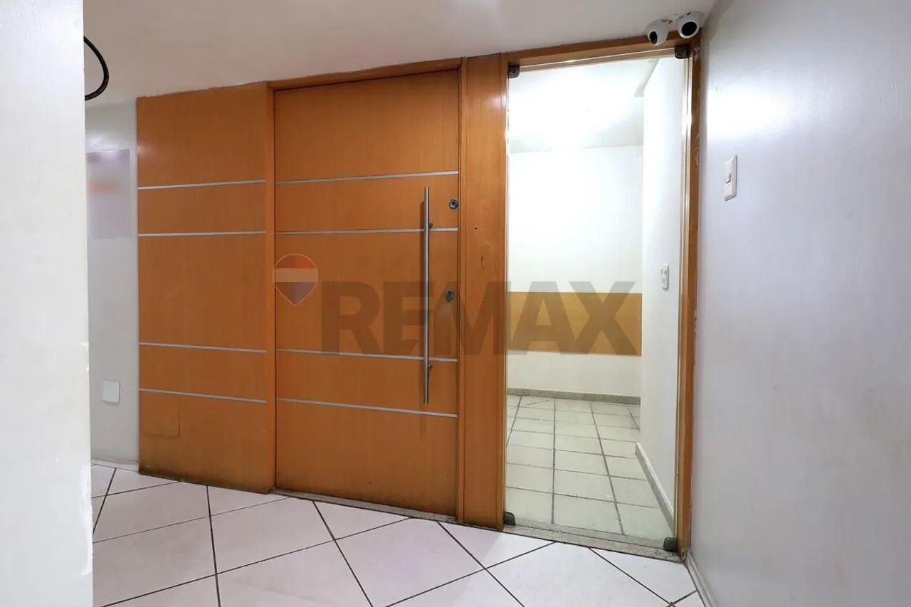 Sala comercial gigante com 102m quadrados, 3 lavabos, copa, e várias pequenas salinhas