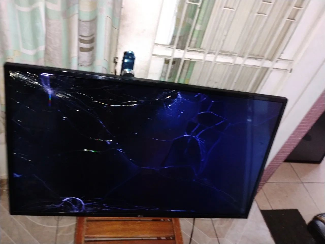 TV LED SMart LG 43 Polegadas Modelo 43LH5700 defeito tela trincada ligando  - Foto 3