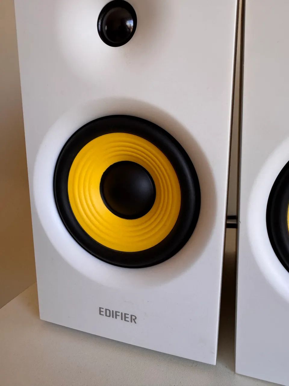 Caixa de som Edifier R1080BT branco  - Foto 2