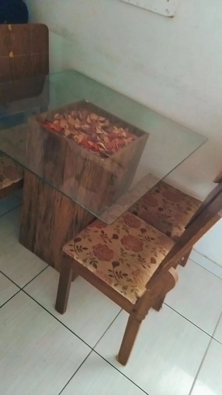 Mesa de jantar com 4 cadeira 