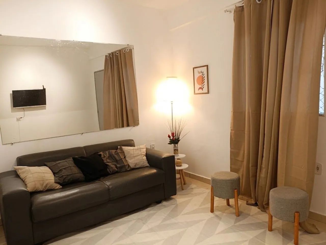 Quarto e sala mobiliado com ar