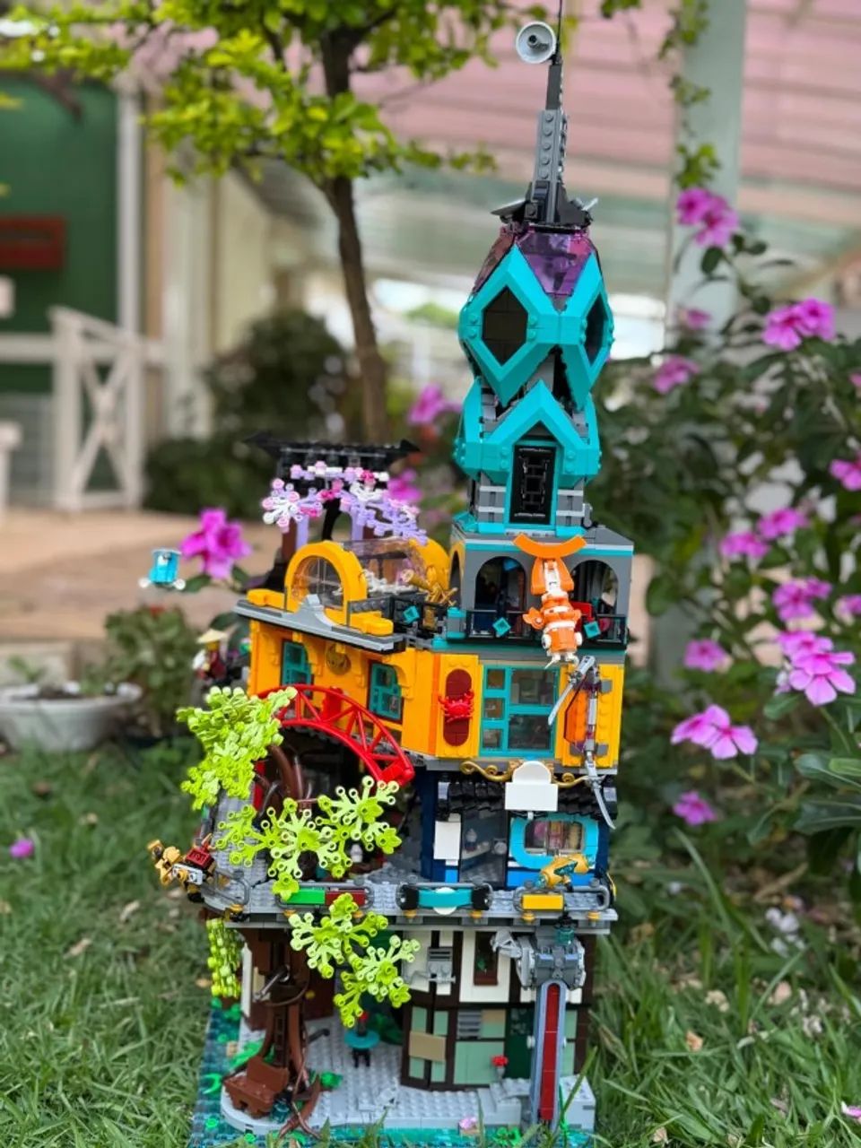 LEGO 71741 Jardins da Cidade de Ninjago com 5.685 - Brinquedos e